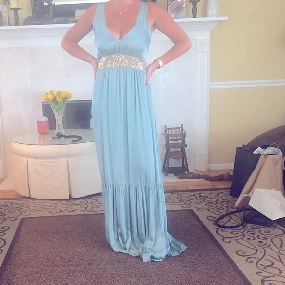 Hi, I’m Alexis. Like and leave a comment so I can check out your closet too! - Picture 7 of 12